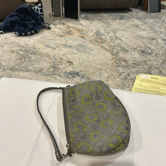  Coach satine green mini bag or wristlet 9” x 5” zipper closure in her pocket - Picture 7 of 10